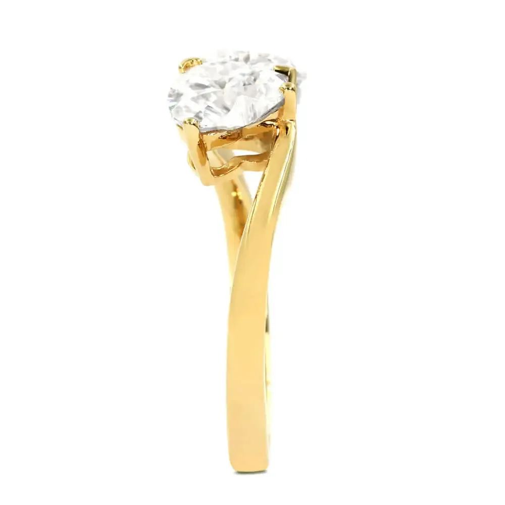 Daisy Heart-Shaped Moissanite Toi et Moi Ring in 18K gold